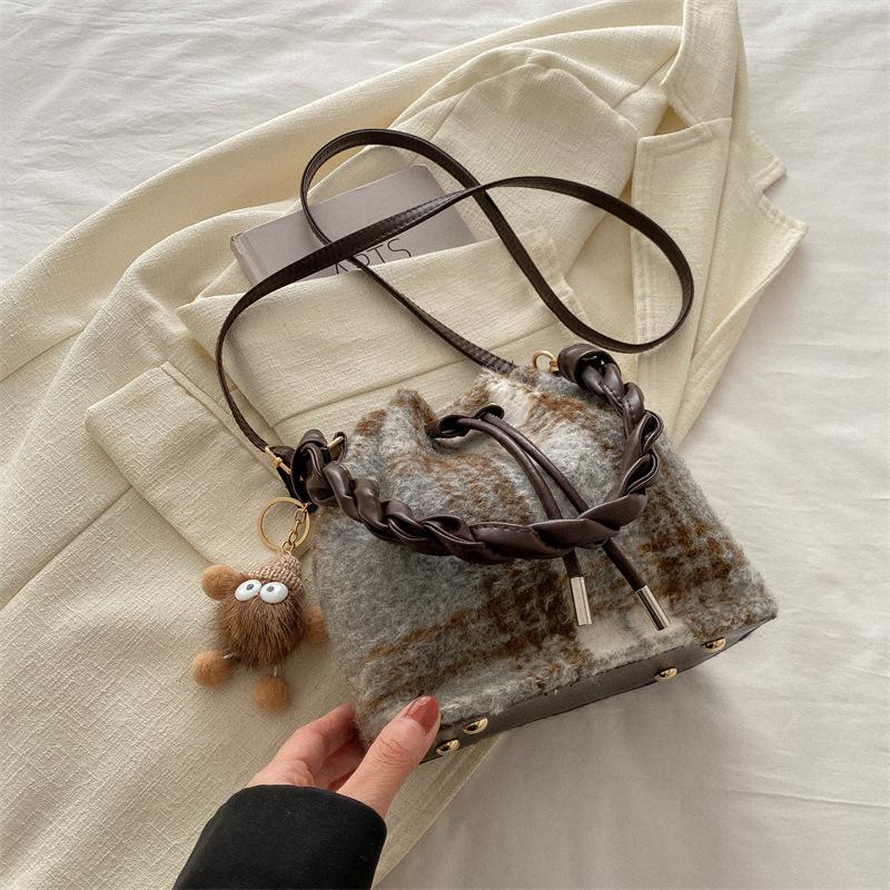 Today's fashion and large-capacity retro plaid strap bag women's new messenger bag bucket bag