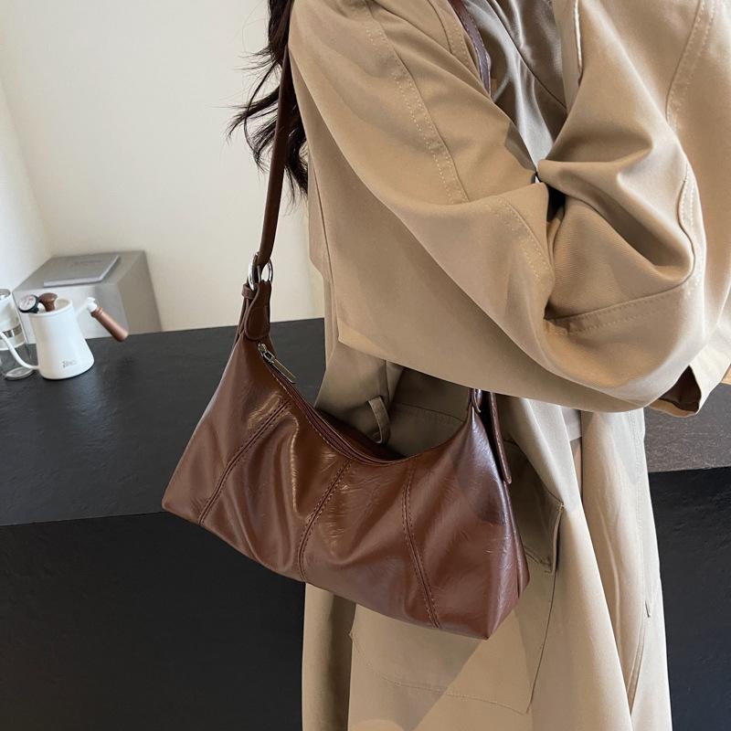 

Новая вместительная повседневная универсальная наплечная сумка-мессенджер из мягкой кожи на этот сезон, модная сумка-пельмень для деловых поездок 31*9*13 темно-коричневого