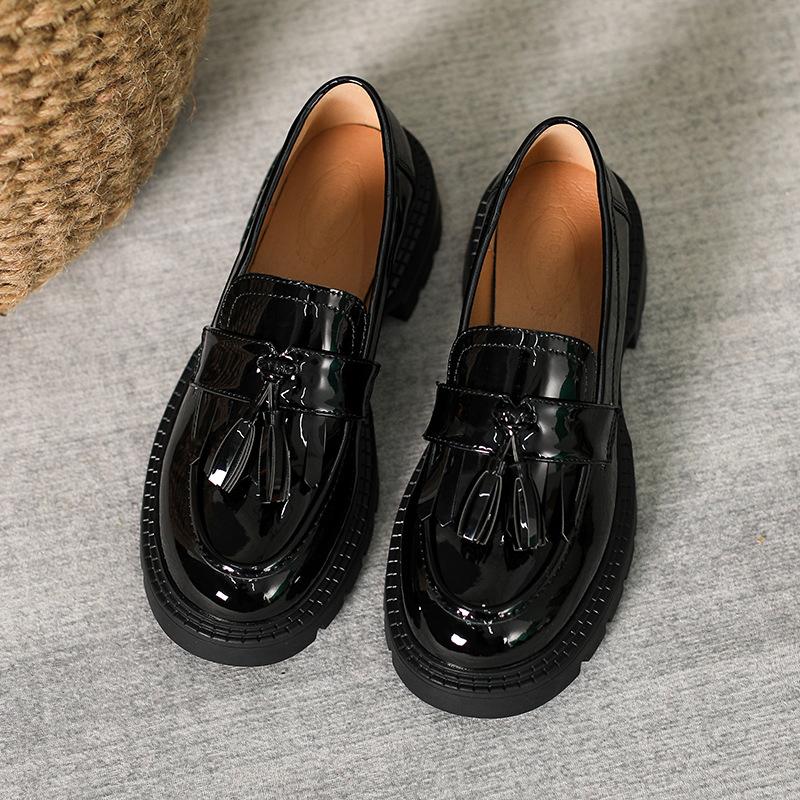 

Кожаная обувь женская новая с бахромой в стиле колледж лакированная ретро одинарная обувь женская, женская обувь больших размеров 43 чёрный