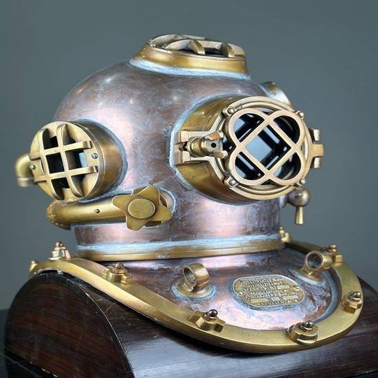 45.72 Cm Diving Helmet Heavy Boston Sea Scuba Diving Divers Helmet with Wooden Base Marine Nautical Home Décor Item