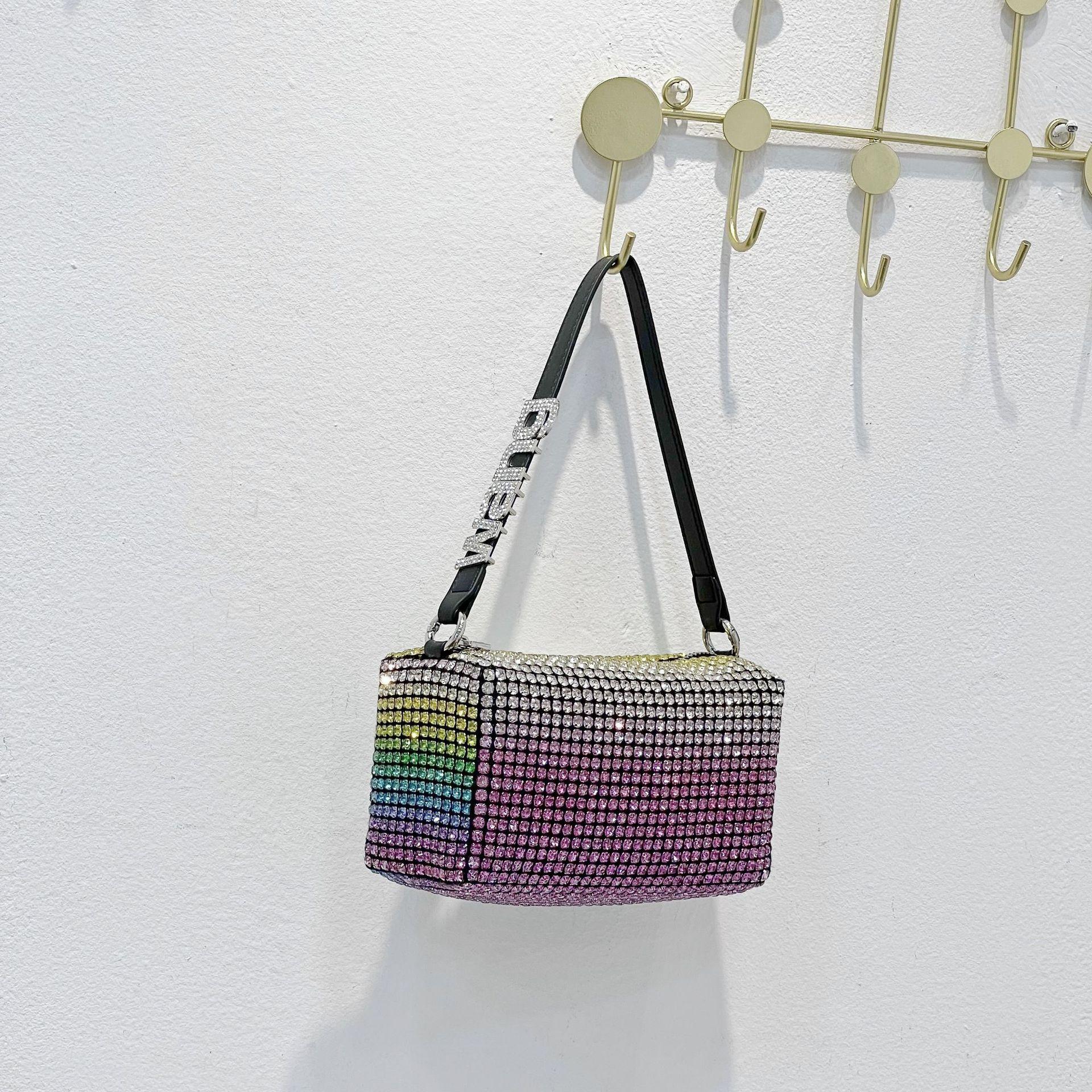 Сумка с блестящими бриллиантами — фото 24