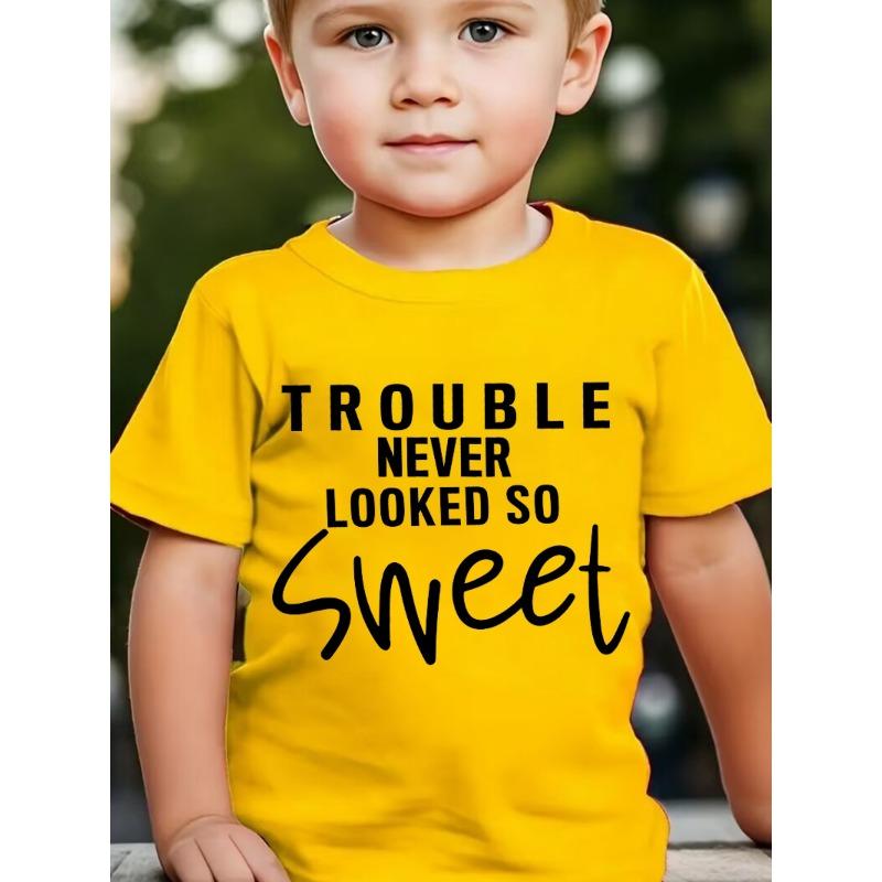 Europäische Größe Jungen Rundhals Kurzarm T-Shirt mit englischem Aufdruck TROUBLE NEVER LOOKED SO SWEET