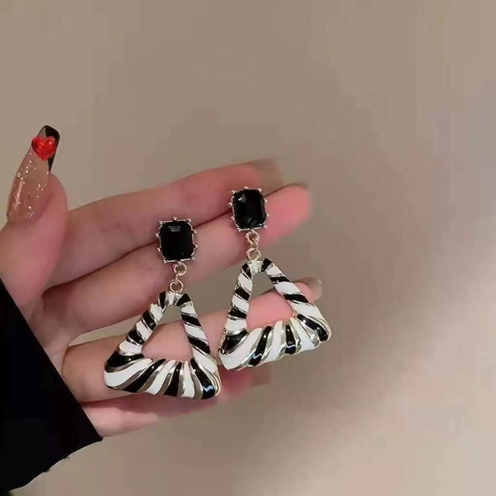 Exaggerated Design Black and White Contrasting Striped Earrings Women's Light Luxury High-end Hong Kong Style Geometric Circle Earrings Retro Earrings