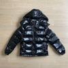 Trapstar Schwarze, glänzende Baumwolljacke mit abnehmbarer Kapuze – Vielseitige Oberbekleidung im amerikanischen Retro-Stil