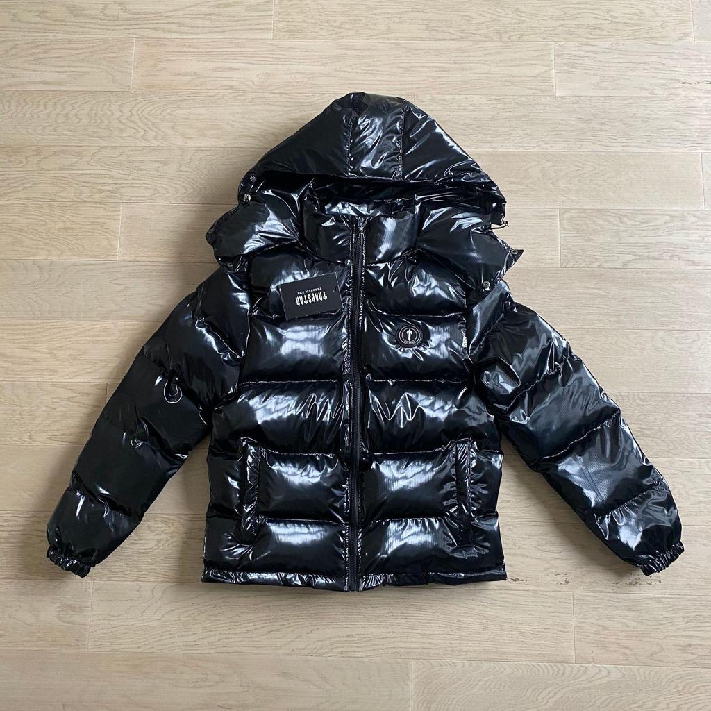 Trapstar Schwarze, glänzende Baumwolljacke mit abnehmbarer Kapuze – Vielseitige Oberbekleidung im amerikanischen Retro-Stil