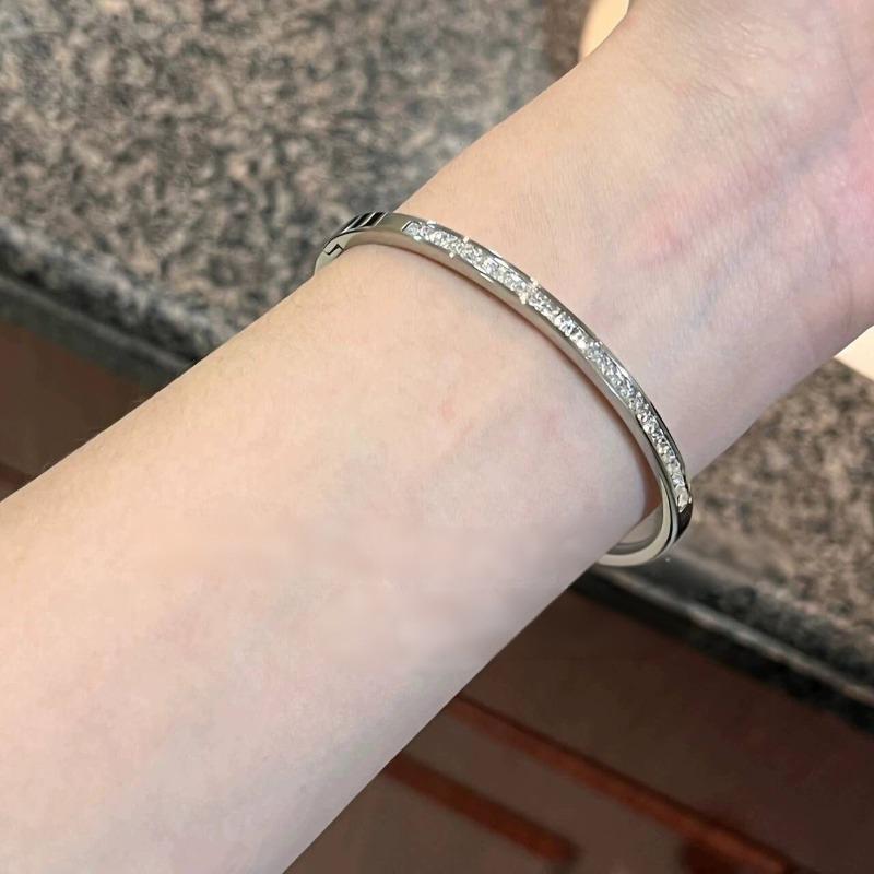 

Light luxury high-end sense slightly inlaid diamond bracelet women s fashion simple titanium steel non-fading bracelet couple versatile jewelry