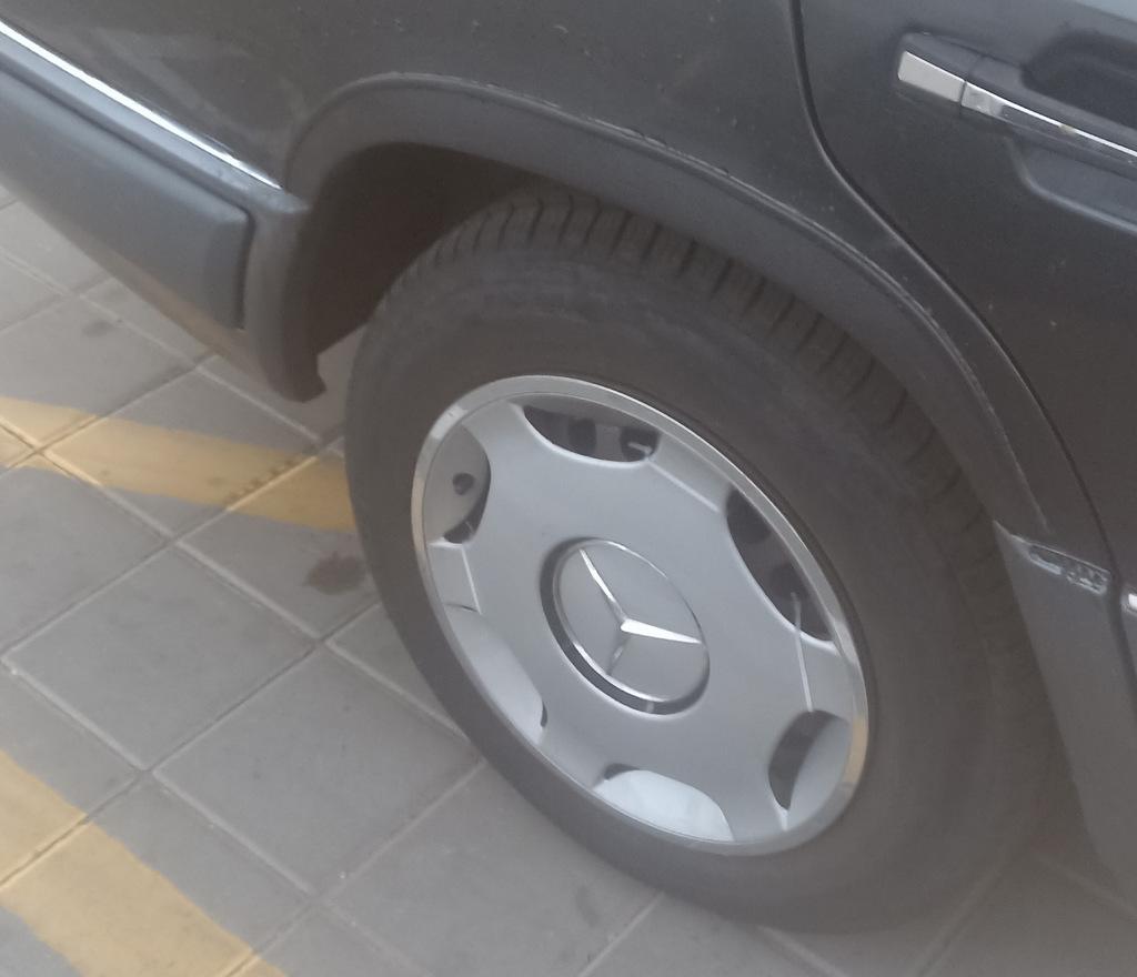 

Накладки на арки 1989-1995 (4 шт, чорні, ABS-пластик) для Mercedes E-сlass W124