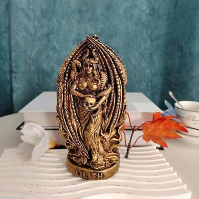 Lilith Resin Statue - Gotisk Lilith Skulptur til Altare og Borddekoration, Inspireret af Nordisk Mytologi (Gylden)