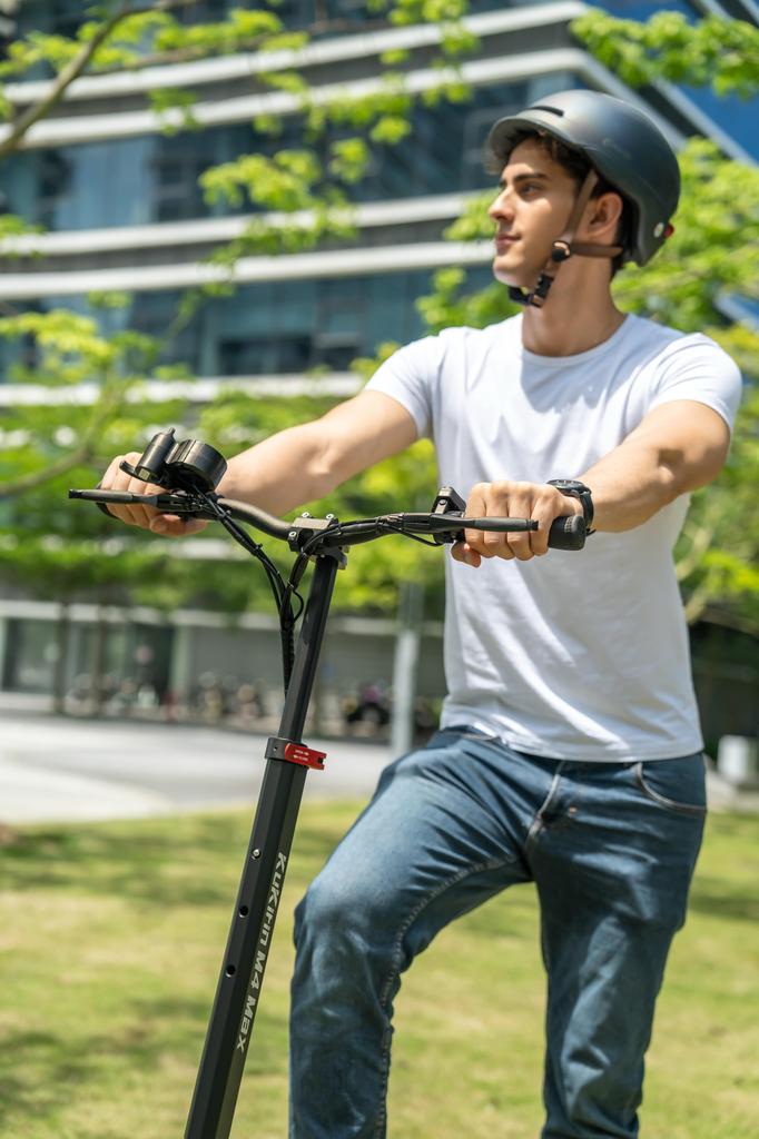 KuKirin M4 Max Elektroroller 800W Motor, 48V 18.2AH Batterie, 45 km/h Geschwindigkeit, 64 km Reichweite, 10-Zoll Reifen, IP54 E-Scooter