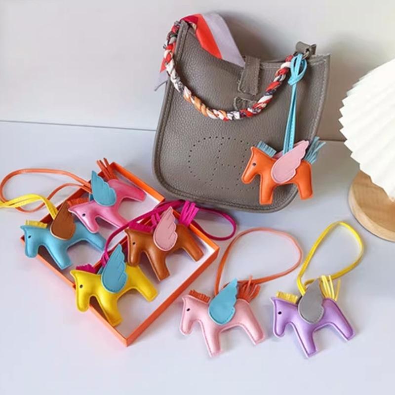 Cute Angel Wing Horse Keychain Pendant for Women Girls Fashionable Mini Horse Shape Bag Charm Oranemnt for Handbags