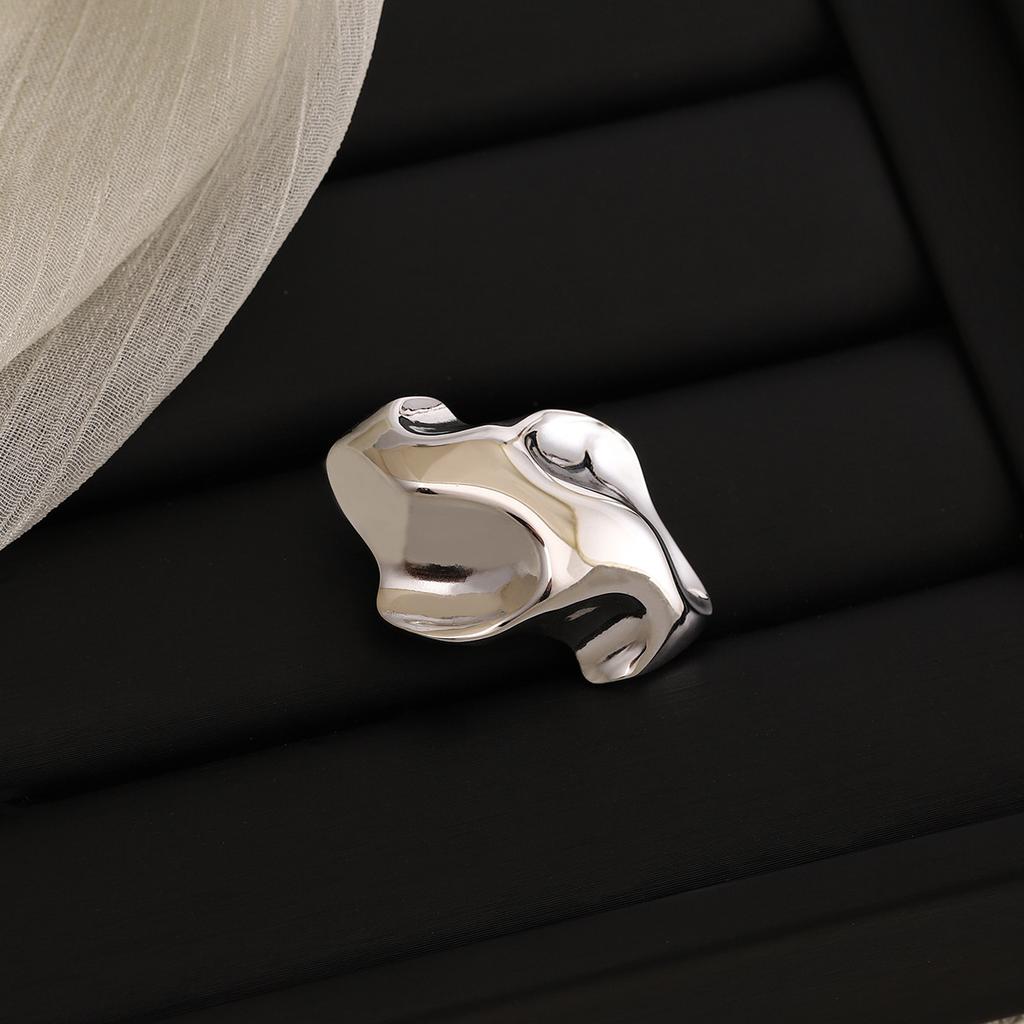 Glatte unregelmäßige Textur gefaltete Brosche Nische trendige Kleidung Brosche Dekoration