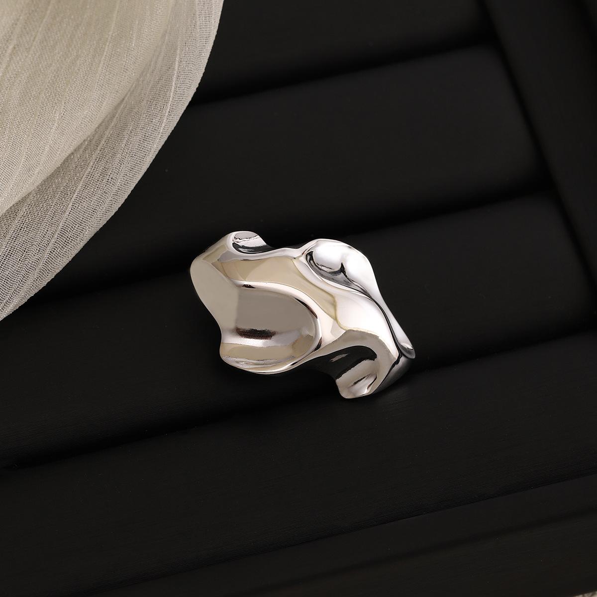 Гладкая неровная текстура Плиссированная брошь Нишевая модная брошь для одежды Декорация