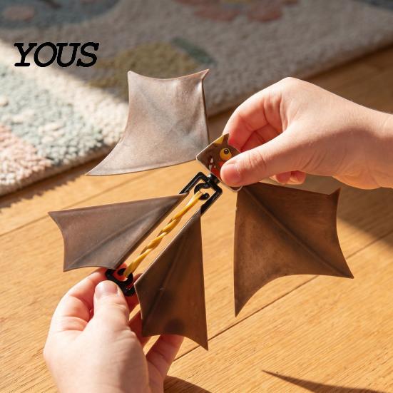Cute Animal Toys 2Pcs Wind Up Flying Bat for Halloween Party Pranks, Realistic Magic Props Fun Accessories with Wings, Creative Interactive
