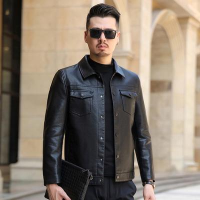 Herbstliche Echtlederjacke für Herren, schmal geschnittene Lederjacke mit kurzem Revers für Herren mittleren Alters und junge Motorrad-Lederjacke