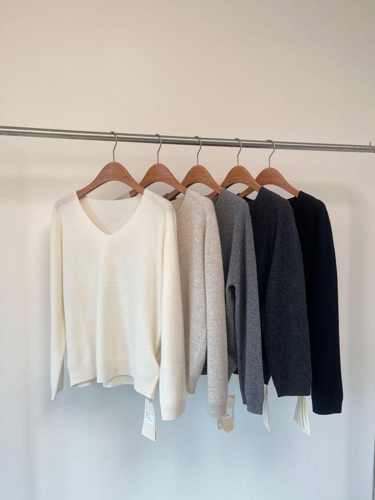 Seamless V-neck Wool Knit Pullover: Women's Autumn/Winter Solid Color Base Layer Top