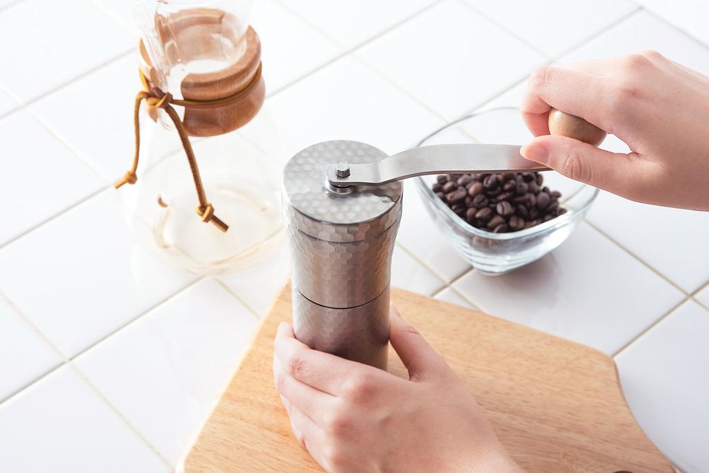 Kawasaki syntetisk harpiks kaffemølle Sølv bønner Kapasitet 30g Keramisk rustfritt stål kaffemølle Hammer håndmalt MI-011