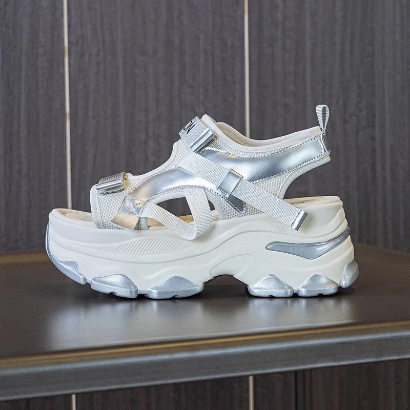 

Модные 7 см сандалии из синтетической кожи с сеткой, дышащие женские летние полые тапочки, модные летние сандалии на платформе, танкетке, плоской подошве 39 серебряный