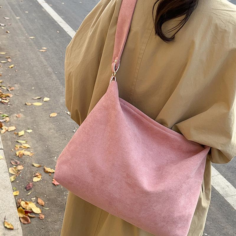 

2025 new simple matte armpit bag popular versatile shoulder bag leopard print niche work commuter bag women 39*10*29 розовый