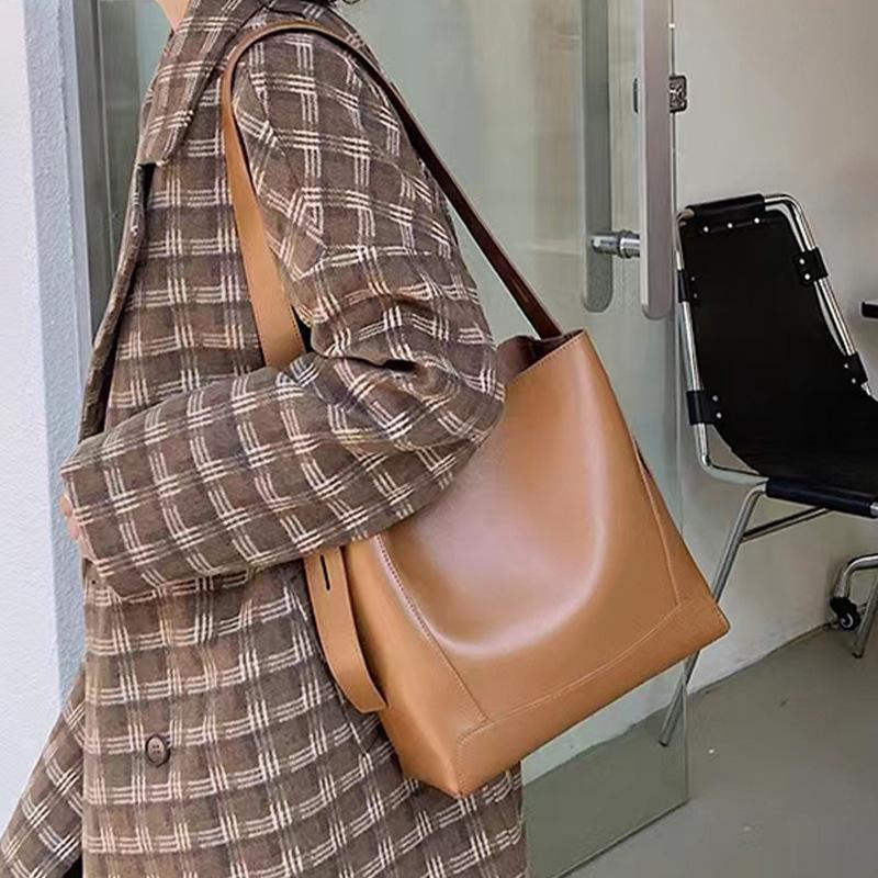 Leather Bucket Bag Women's Large Capacity Tote Bag High-end Cowhide Underarm Shoulder Bag Versatile Commuter Crossbody Bag