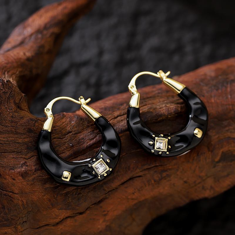

Stylish and simple old money style enamel drip glaze geometric circle ear buckle light luxury high-end earrings personalized fashionable earrings чёрный