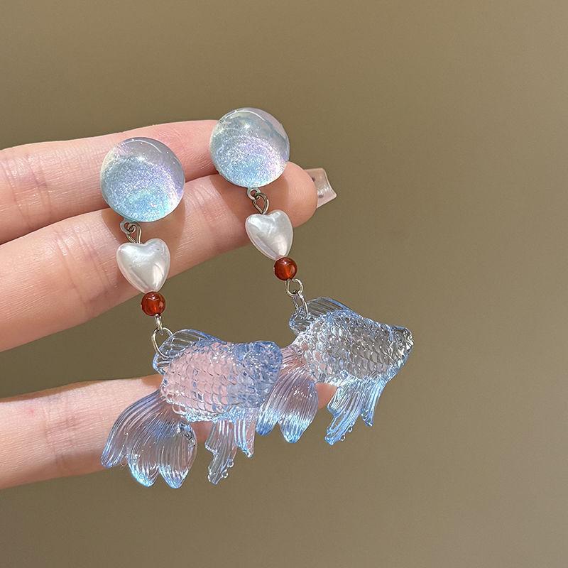 

Круглые жемчужные серьги-подвески с маленькими рыбками, модные маленькие свежие серьги-гвоздики, универсальные серьги с темпераментом, высококлассные серьги