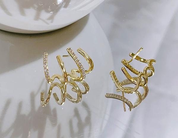 Four Prong Geometric Diamond Stud Earrings Temperament Earrings Trendy Light Luxury Fashion Female Retro Earrings Gift for Women Girls Wedding Gifts