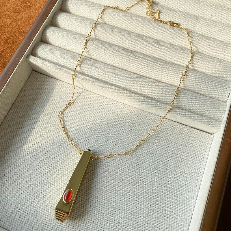 Light Luxury Premium Copper Plated 18K Gold Square Column Red And Green Agate Retro Pendant Necklace