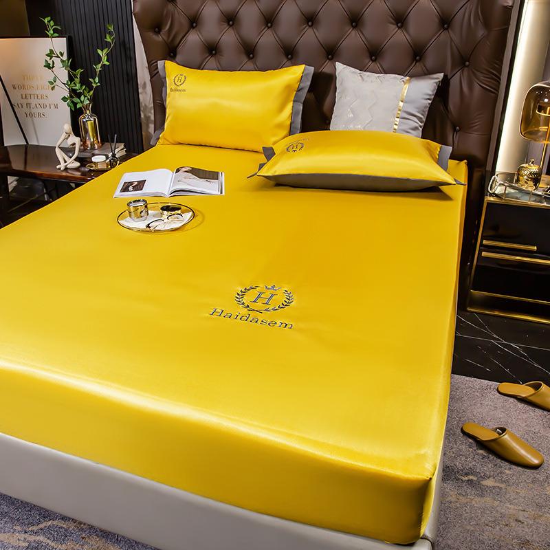Washed Silk Mattress Three-piece Set, Single-piece Mattress Mat, Washable and Foldable, Fully Enclosed, and the Bedspread Is Non-slip.
