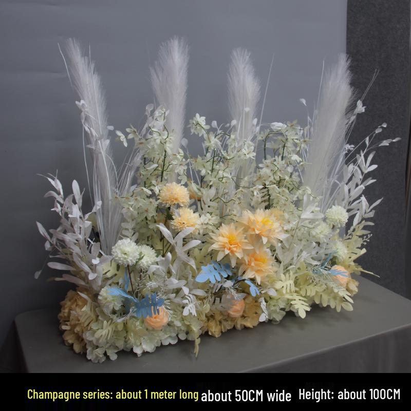 Hochzeitsgangdekoration im New Forest-Stil mit Blumen und Federn