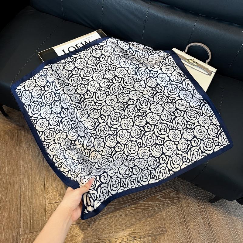 New silk scarf women's fashion versatile high-end small square scarf Korean version neck protection scarf spring and autumn retro scarf binding bag