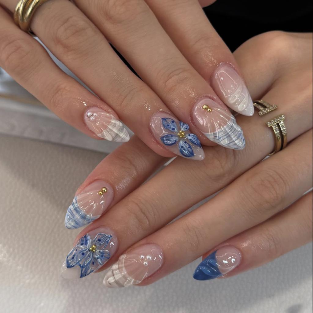 24 PEZZI Unghie Finte Francesi Bianche Design Semplici 3D Fiori Rossi Mandorla Press on Nails con Perla Unghie Finte per Donne Punte Indossabili