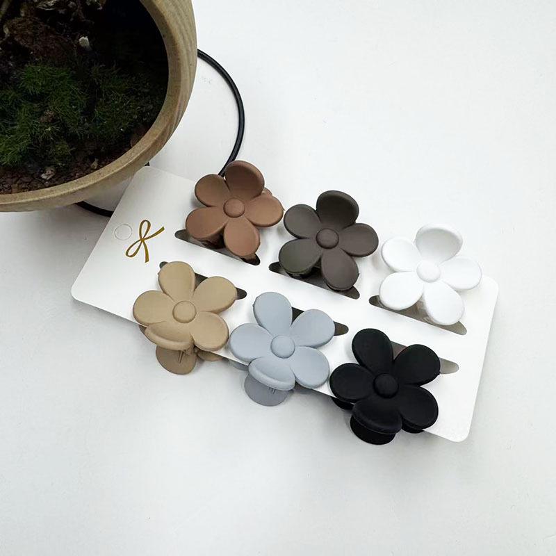 European & American 4CM Frangipani Claw Clip Hairpin - Fashionable Vacation Floral Accessory.