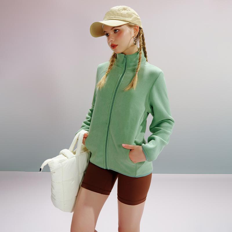 Katta o'lchamdagi kuz-qish ayollar baxmal va qalinlashtirilgan iliq fermuarli bir rangli palto moda erkin to'lqin kundalik qutbli jun sport jaketi