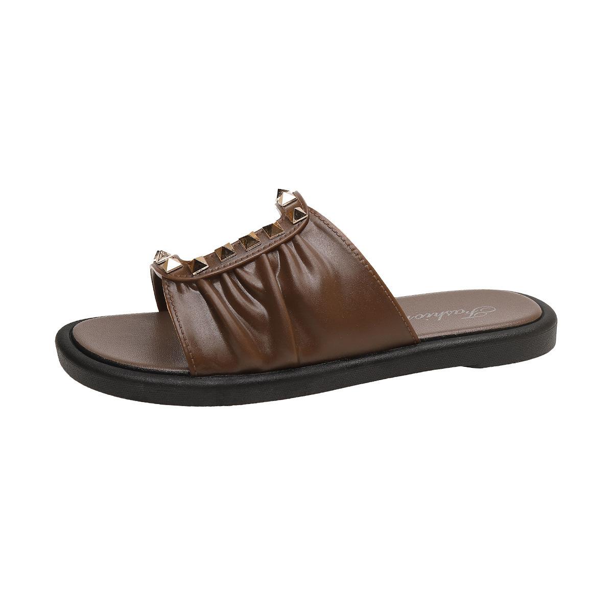 

Летом 2025 года выйдут новые модные женские тапочки большого размера с круглой головкой и толстой подошвой, с заклепками. 40-41 хаки