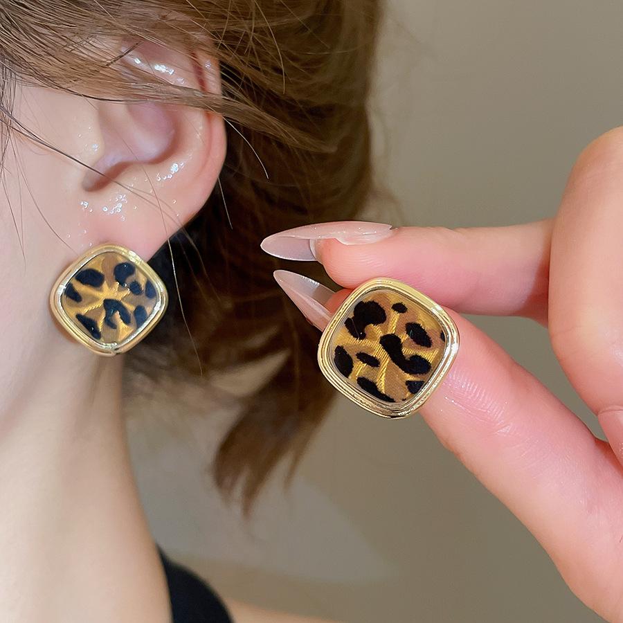 French retro autumn and winter geometric leopard print earrings stud earrings personalized earrings design sense niche