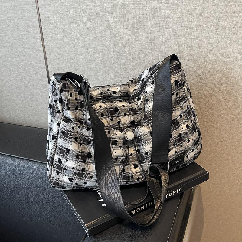 

2024 новая клетчатая сумка Love Bag большой вместимости в иностранном стиле, сумка-мессенджер Explosion, корейская версия, сумка через плечо для поездок на работу