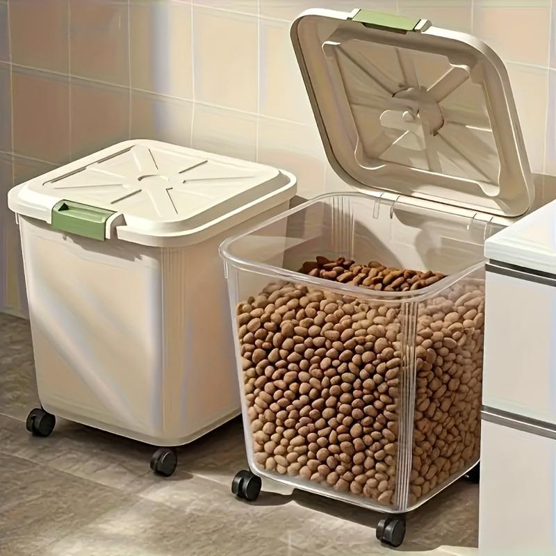 Großer Haustierfutter-Aufbewahrungsbehälter mit Rädern. Verfügt über einen eingebauten Messlöffel und einen aufsteckbaren Deckel, hält Tierfutter trocken.