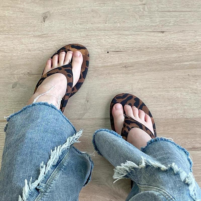 Wersja ze skóry owczej~ Francuskie niszowe klapki na koturnie z leopardzim nadrukiem damskie do noszenia na zewnątrz 2025 lato gruby obcas sandały z paskiem między palcami