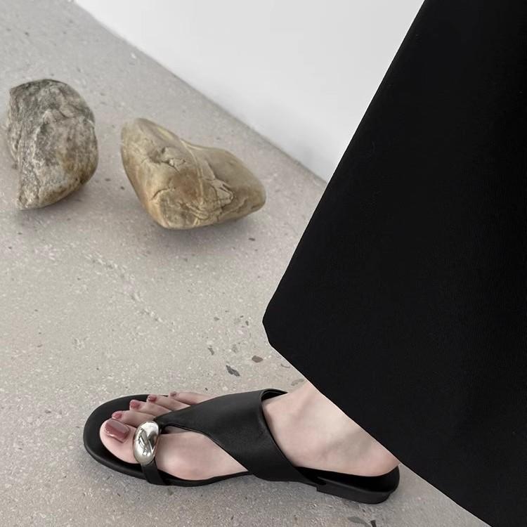 Sheepskin version~ French metal pinch flip-flops for summer wear 2025 new flat-bottomed holiday beach sandals