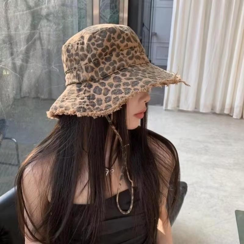 Pălărie pescar cu imprimeu leopard și boruri largi pentru primăvară și vară, potrivită pentru bărbați și femei, oferind protecție solară