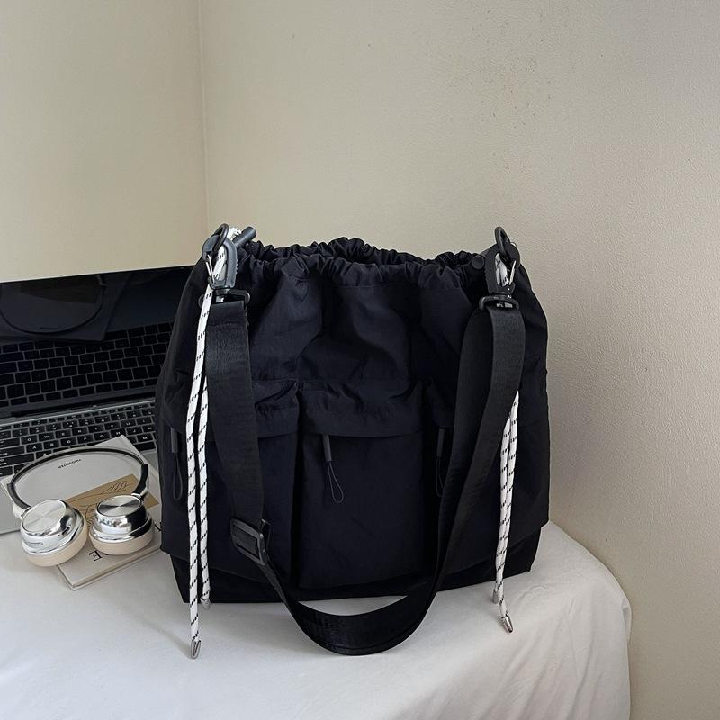 

Large capacity messenger bag commuter women s bag fashion trendy brand new tote bag shoulder bag dumpling bag чёрный