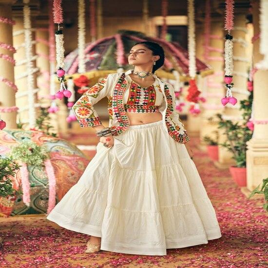 Stilig lagdelt skjørt og brodert jakke lehenga-ensemble