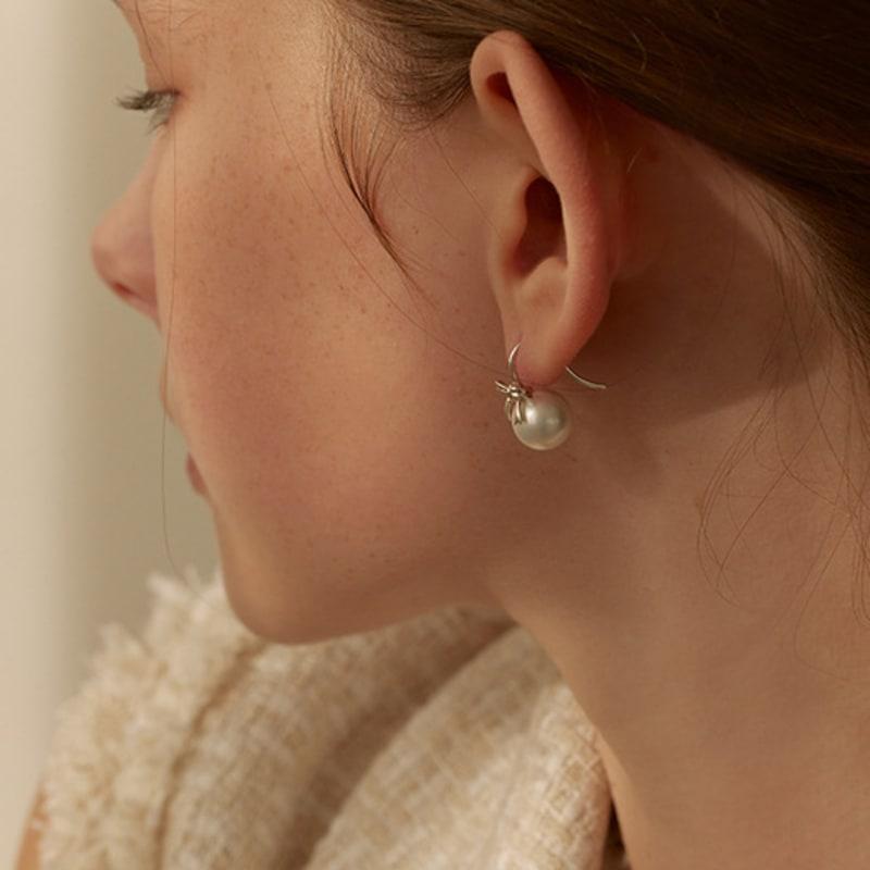 Lewe Pearl ribbon hook drop earring