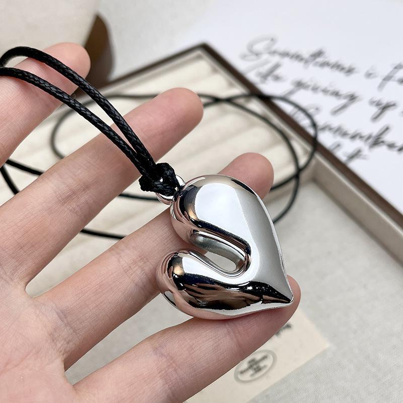 

Чжан Юэ эр Геометрическое ожерелье с подвеской в виде круга и регулируемым черным кожаным шнурком, дизайн 2025