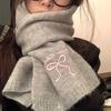Damen Winter Schal im japanischen Stil: Süßer Schleifenknoten, Warmer gestrickter Nackenschal mit Stickerei