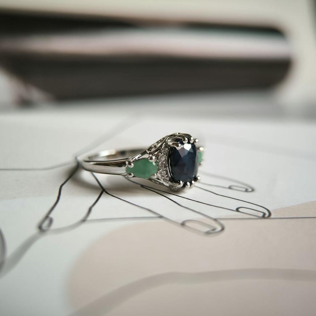 Серебряное кольцо с натуральным сапфиром 2.135ct, изумрудом, фианитами, вес изделия 3,01 гр (2180838)
