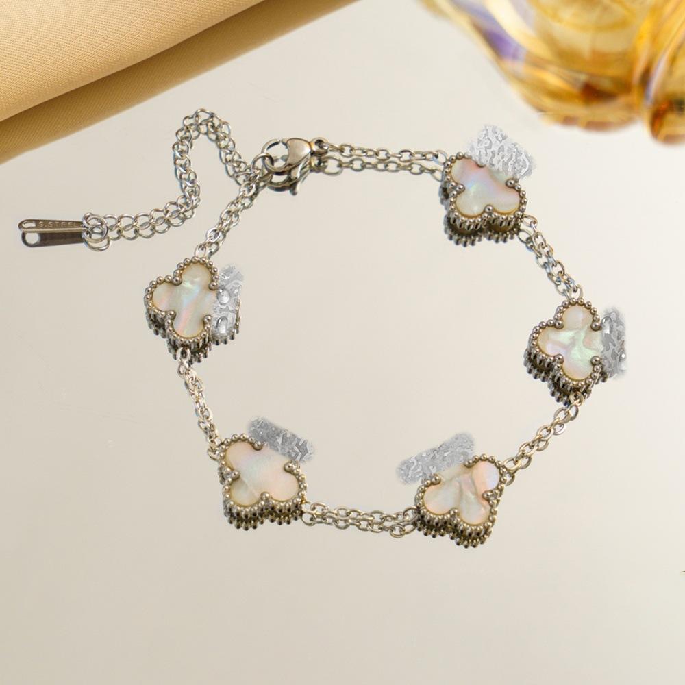 Gradient Four-leaf Clover Bracelet A Luxurious and Sophisticated Women's Fashion Jewelry Accessory A Unique and Stylish Piece of Hand Jewelry