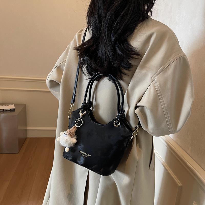 Autumn and winter simple large-capacity commuter underarm bag women's bag 2025 new tote bag versatile oil wax leather shoulder bag
