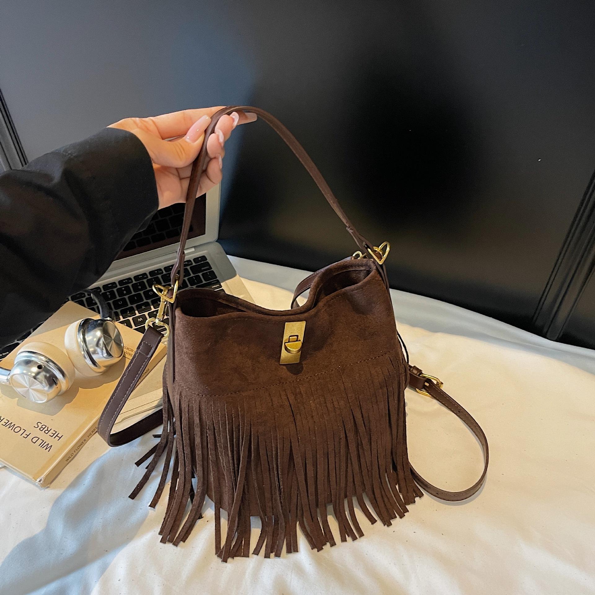

Persality Lock Suede Handbag Niche Designer Tassel Single Shoulder Crossbody Bucket Bag For Women кавовий