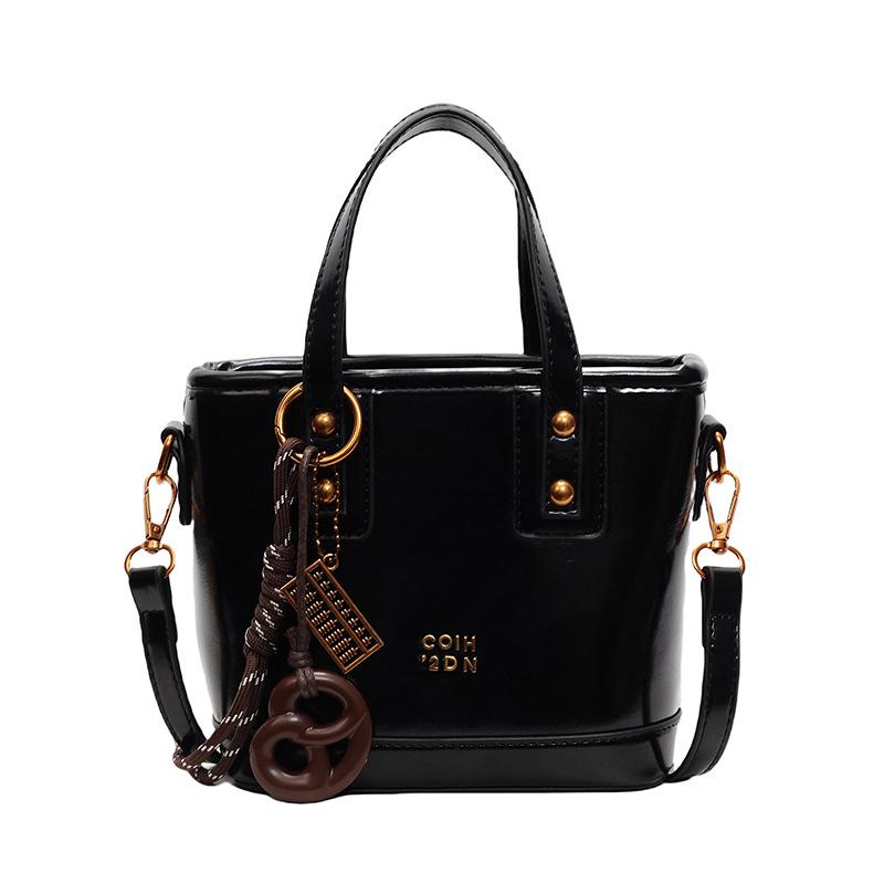 Vintage Maillard Niche Fashionable Oil Wax Leather Portable Bucket Bag, High-end Light Luxury Commuter Versatile Messenger Women's Bag